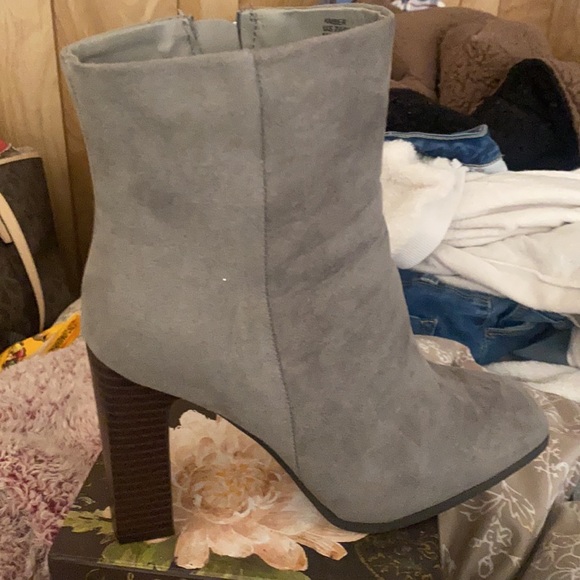 Gray ankle boot heels never worn - Picture 2 of 3